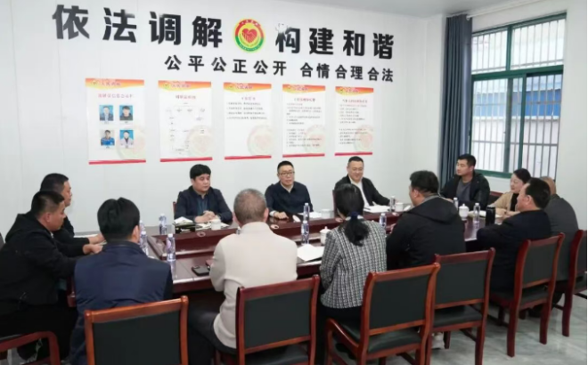 區(qū)領(lǐng)導(dǎo)在基層宣講黨的二十屆四中全會(huì)精神并調(diào)研